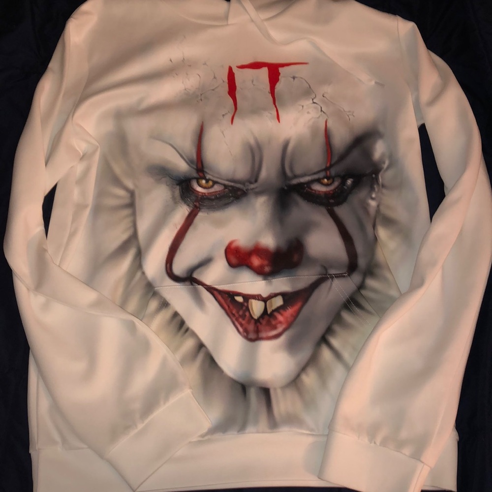 It sweatshirt XL same picture on both back and front of shirt